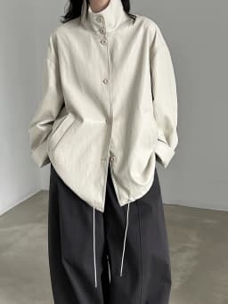 [EAM] Beige Drawstring Big Size PU Leather Jacket New Stand Collar Long Sleeve Women Coat Fashion Tide Spring Autumn 2026 1DJ949