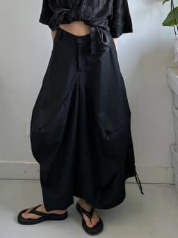 [EAM] High Elastic Waist Black Irregular Bandage Shaped Wide Leg Pants New Trousers Women Fashion Spring Autumn 2026 1DJ1234