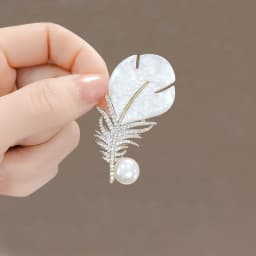 Green Red Crystal Rhinestone Four-Leaf Clover Flower Brooches Lapel Pins Jewelry Clothing Accessories Brooch for Women 2024