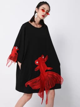 [EAM] Women Black Fish Embroidery Knee Length Big Size Dress New Round Neck Wrist Sleeve Fashion Tide Spring Autumn 2026 OA868