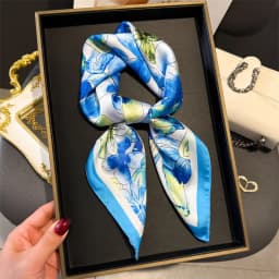 2024 Luxury Floral Print 70cm Square Silk Scarf Women Designer Scarves Bandana Foulard Shawl Hijab Echarpe Hairband Tie Ribbon