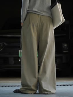 [EAM] High Waist Army Green Irregular Pleated Long Wide Leg Pants New Trousers Women Fashion Tide Spring Autumn 2026 1DJ4101