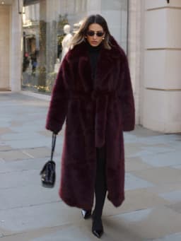 Winter High Quality Long Faux Fur Jacket Coat Women Warm Burgundy Belted Maxi Jacket Lapel Plush Loose Overcoat Luxury Outwear