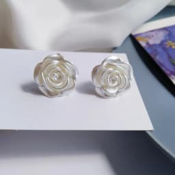 Korean Style Small Daisy Flower Ear Clip Earrings Spring Simple White Purple Petal Flower No Piercing Clip Earrings for Women
