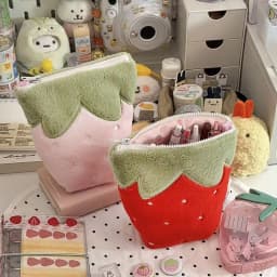 Japanese vintage-style strawberry vertical pencil case, made of soft plush material, available in pink and red colors. The vertical design is stable and won't tip over. It has a large capacity to store stationery, mobile phones, cosmetics, journal materials, and CCD card cameras. It is shockproof, scratch-resistant, portable, and multi-purpose. Sweet, cute, and practical, it is suitable for daily study, office work, and travel
