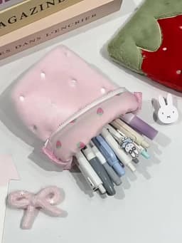 Japanese vintage-style strawberry vertical pencil case, made of soft plush material, available in pink and red colors. The vertical design is stable and won't tip over. It has a large capacity to store stationery, mobile phones, cosmetics, journal materials, and CCD card cameras. It is shockproof, scratch-resistant, portable, and multi-purpose. Sweet, cute, and practical, it is suitable for daily study, office work, and travel