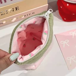 Japanese vintage-style strawberry vertical pencil case, made of soft plush material, available in pink and red colors. The vertical design is stable and won't tip over. It has a large capacity to store stationery, mobile phones, cosmetics, journal materials, and CCD card cameras. It is shockproof, scratch-resistant, portable, and multi-purpose. Sweet, cute, and practical, it is suitable for daily study, office work, and travel