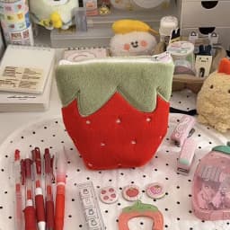 Japanese vintage-style strawberry vertical pencil case, made of soft plush material, available in pink and red colors. The vertical design is stable and won't tip over. It has a large capacity to store stationery, mobile phones, cosmetics, journal materials, and CCD card cameras. It is shockproof, scratch-resistant, portable, and multi-purpose. Sweet, cute, and practical, it is suitable for daily study, office work, and travel