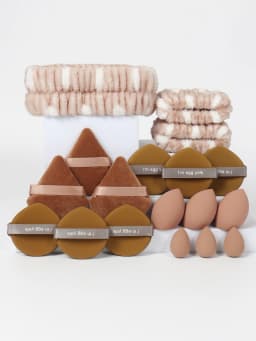 18 Piece Headband Set. 1 Hair Band & 2 Wrist Bands & 3 Make-Up Sponges & 3 Mini Square Air Cushions & 3 Triangular Powder Puff &