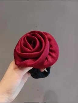 2024 Autumn Classic Bordeaux Satin Hair Ties with Vintage Rose Design FrenchStyle Rose Shape Scrunchies Elegant Hair Accessories