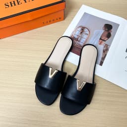 2024 Summer New V-Shaped Metal Decoration Flat Bottomed Beach Women's Fashionable Slippers