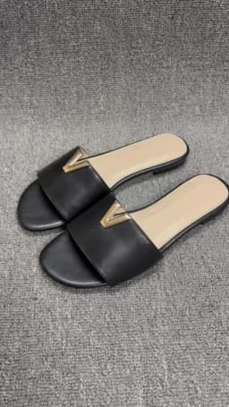 2024 Summer New V-Shaped Metal Decoration Flat Bottomed Beach Women's Fashionable Slippers