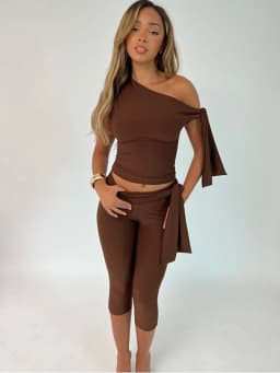 Hugcitar Fashion 2 Pcs Sets Solid One Shoulder Sleeveless Draped Sexy Top Knee Length Pants Women Y2K Outfits Festival Party