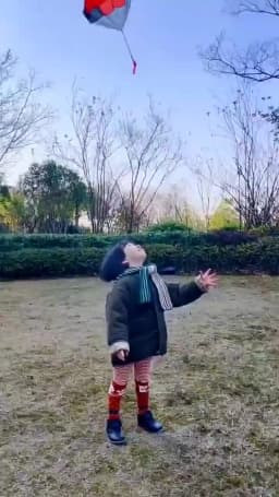 Children throwing mini soldier parachute toys indoor and outdoor toys hand throwing parachute toys parent-child interactive game