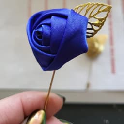 Silk Rose Gentleman's Premium Handmade Flower Lapel Pin Boutonniere Flower Boutonniere Pins for Men Wedding Groom Ball Party