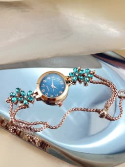 Live Burst New Diamond Set Flowers Color Diamond Simple Fashion Pull Bracelet Watch Women's Watch