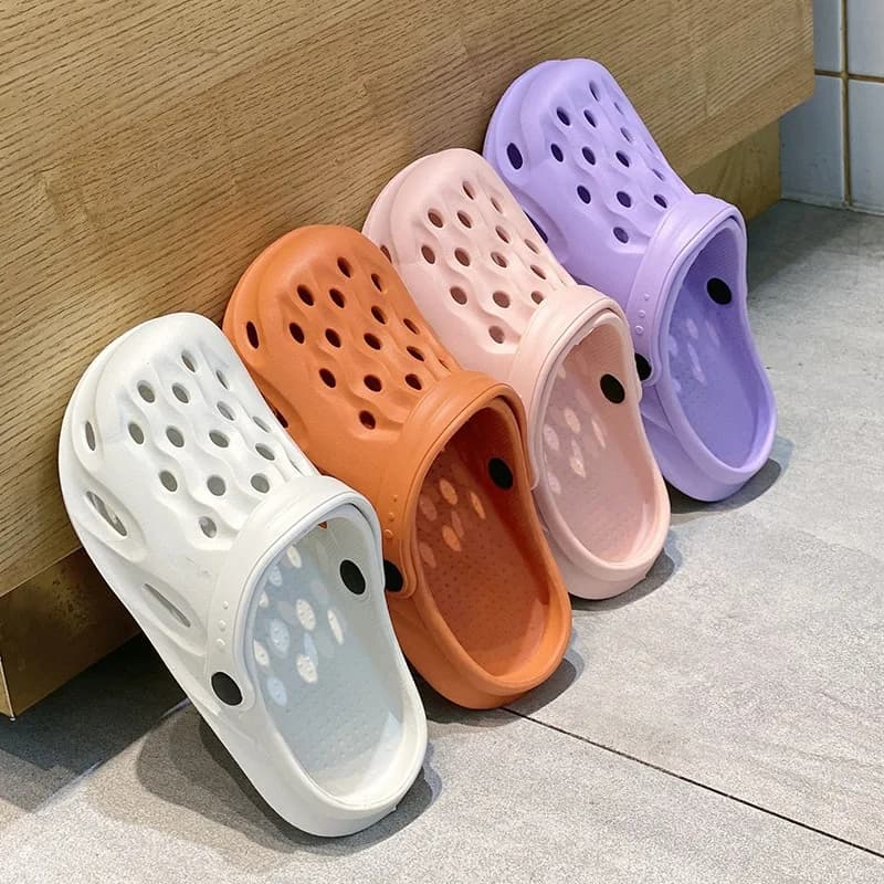 Fashion Women Slippers New Summer Slippers Outdoor Beach Slippers Classic Soft Men Garden Slippers Home Men Clogs Slippers
