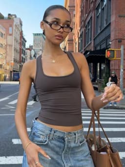 Hugcitar 2025 Summer Solid Straps Sexy Slim Crop Tank Top Women Casual Y2K Clothes Streetwear Party Sport Festivak Wholesale