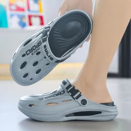 A Pair of Men's New Clogs, Summer New Wear-Resistant, Non-Slip Sports Beach Shoes, Soft-Soled Comfortable Men's Shoes for Driving