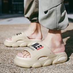 Men Thick Sole Summer Beach Slides Bathroom Anti Slip Slipper Soft Sandals Simplicity Ultra Light Letter Shoes Men Slippers