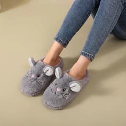 A Pair of Brown Plush Capybara Animal-Patterned Furry Home Slippers with Soft Soles, Comfortable and Warm, Non-Slip Indoor Slippers Suitable for Men and Women, Lightweight, Silent, and Comfortable Shoes, the Perfect Holiday Gift Choice