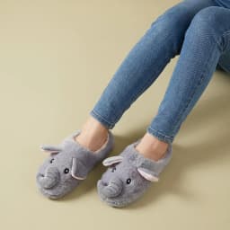A Pair of Brown Plush Capybara Animal-Patterned Furry Home Slippers with Soft Soles, Comfortable and Warm, Non-Slip Indoor Slippers Suitable for Men and Women, Lightweight, Silent, and Comfortable Shoes, the Perfect Holiday Gift Choice