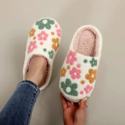 A Pair of Brown Plush Capybara Animal-Patterned Furry Home Slippers with Soft Soles, Comfortable and Warm, Non-Slip Indoor Slippers Suitable for Men and Women, Lightweight, Silent, and Comfortable Shoes, the Perfect Holiday Gift Choice