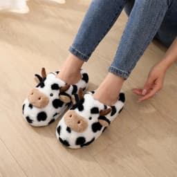 A Pair of Brown Plush Capybara Animal-Patterned Furry Home Slippers with Soft Soles, Comfortable and Warm, Non-Slip Indoor Slippers Suitable for Men and Women, Lightweight, Silent, and Comfortable Shoes, the Perfect Holiday Gift Choice