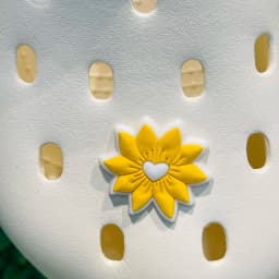 Good Quality 1pcs PVC Shoe Charms Flower White Daisy Mushroom Sandals Shoes Accessories Children Adorable Decorations Women Gift