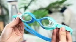 Kids Swim Goggles and Silicone Swim Cap Set with Nose Clip Earplugs, Waterproof No Leaking Anti Fog UV Protection for Boys Girls
