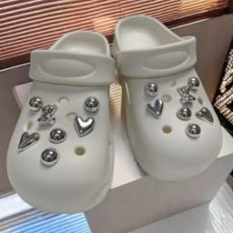Whole Set Hot Sale DIY Hole Shoes Charms Black and White Pearl Bear Accessories Designer Quality Garden Shoe Decoration Girl Gif
