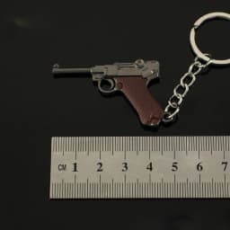 Hot Game Mini Gun Model Keychain Cosplay Weapons Ttig34 M1896 M500 Colt357 Mini R45 P08 Halloween Party Decoration Metal Gifts
