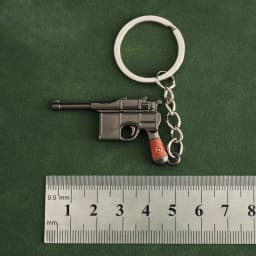 Hot Game Mini Gun Model Keychain Cosplay Weapons Ttig34 M1896 M500 Colt357 Mini R45 P08 Halloween Party Decoration Metal Gifts