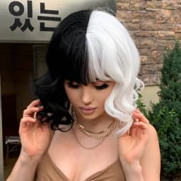 Cruella black and white color wave mid-length hair 12 inch with bangs for cosplay hollween party daily wear
