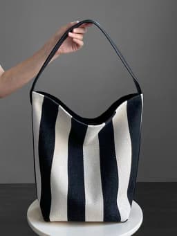 2024 New Stripe Wide Shoulder Canvas Tote Bag Women's Large Capacity Casual Simple Commuting Single Shoulder Bucket Bag Versatil