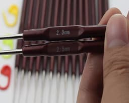 QJH Crochet Hook Set of 16 Plastic Handle Crochet Hooks Handle Knitting Needles Set Crochetings Knittings 0.5mm-2.5mm