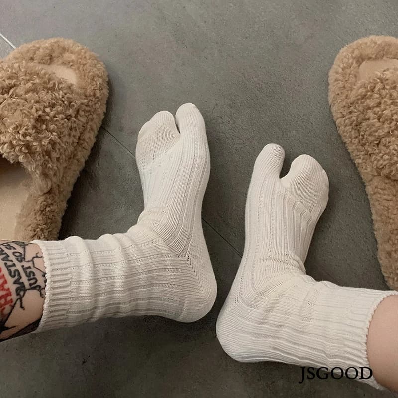 High Quality Cotton Women Two Toe Spring Autumn Winter Warm Socks Fashion Retro Striped Japanese Tabi Socks Thick Thread Needles