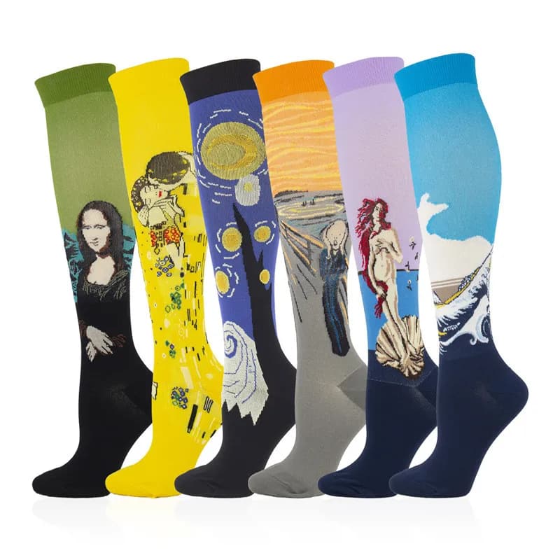 Novelty Funny Compression Socks Men Women Happy Oil Painting Shouting Mona Lisa Smile Hip Hop Nursing Compression Sock Popsocket