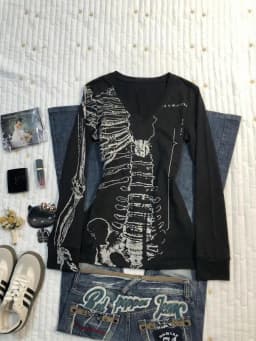 Spring American Retro Skull Printed Long Sleeve Tshirts Women V Neck Slim Fit Waist Base Tops Punk Dark Y2k Gothic Fashion Tees