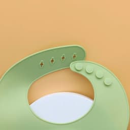 Food Grade Silicone Bib Food Catcher with Three-Dimensional and Multi-Stage Adjustment, Easy to Clean