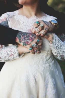 2021 Latest Vintage Short Lace Long Sleeves Bridal Wedding Dresses Tea Length O Neck Wedding Gowns for Bride Cut Out Back A Line