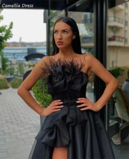 Elegant Black High Split Evening Dresses 2023 Strapless Feather Draped Satin Prom Dress Custom Made Formal Party Gown فستان سهرة