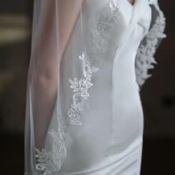 Exquisite Bridal White Veil Plain Tulle Handmade Lace Appliqued Fingertip Brides Headdress Veil with Hair Comb V683