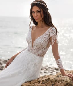 Hot Sale Summer Boho Long Sleeve Bridal Wedding Dresses Lace Plunge V Neckline Wedding Gowns for Bride Backless Sweep Train 2021