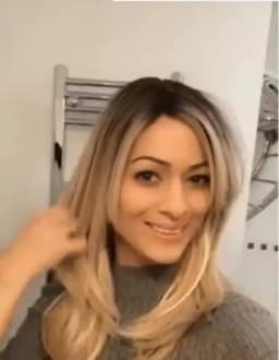 ALAN EATON Ombre Brown Blonde Layered Synthetic Wigs for White Women Shoulder Length Natural Wavy Wigs with Bangs Heat Resistant
