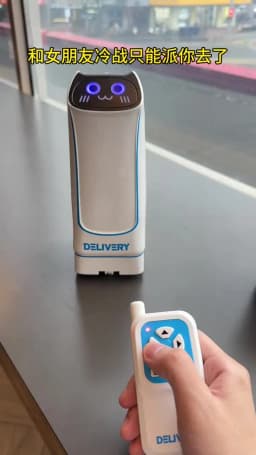 Novel Remote-Controlled Car Toys, Electric Food Delivery Robots, Small Item Transportation Games Funny Surprises Christmas Gift