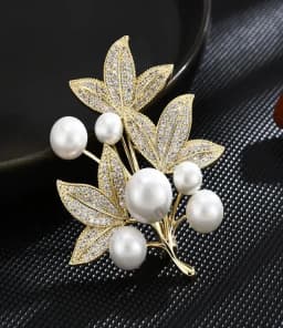 Bling Red Full of Rhinestone Heart Shape Brooch for Women Lovers Lapel Love Pins Christmas Love Pins Valentine Gifts