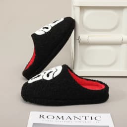 A Pair of Black Skull Horror Embroider Pattern Plush Home Soft-Soled Comfortable Furry Slippers Cute Warm Non-Slip Indoor Slippers for Men and Women Can Wear Lightweight Silent Comfortable Shoes, the First Choice for Halloween and Christmas Gifts