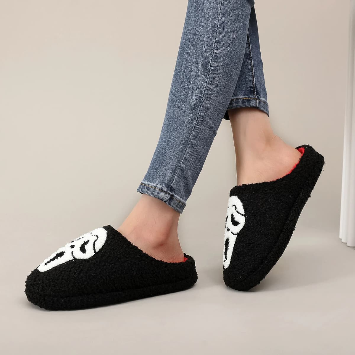 A Pair of Black Skull Horror Embroider Pattern Plush Home Soft-Soled Comfortable Furry Slippers Cute Warm Non-Slip Indoor Slippers for Men and Women Can Wear Lightweight Silent Comfortable Shoes, the First Choice for Halloween and Christmas Gifts