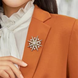luxury Rhinestone Snowflake Brooches Women Eight Pointed Star Corsage Clothing Accessories Suit Pins Christmas Jewelry Lady Gift